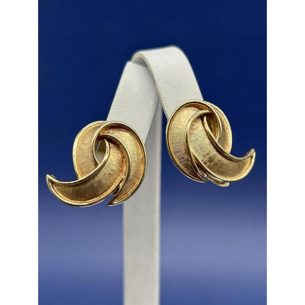 Trifari Crown Vintage Gold Tone Brushed Stunning Elegant Clip On Earrings